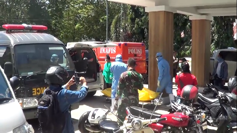 WNA Jerman Tewas di Kamar Hotel, Petugas Evakuasi Jenazah dengan APD Lengkap