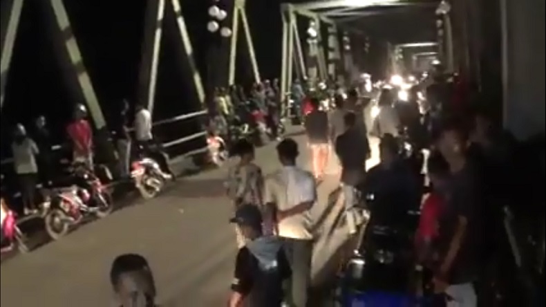 Kerumunan Warga Sulit Dibubarkan saat Nonton Pencarian Ojol Tenggelam di Makassar 