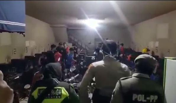 Polisi Bubarkan Puluhan Remaja yang Bandel Main Game Online di Warnet