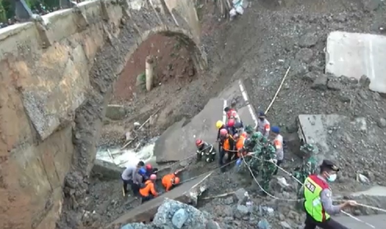 Jembatan di Purwakarta Ambruk, 1 Orang Tewas dan 3 Luka Berat