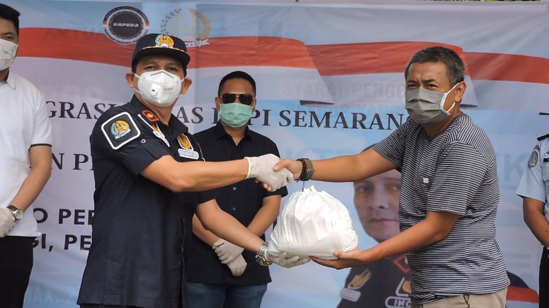 Pengurus RT Door to Door Bagikan Bantuan Sembako dan Masker