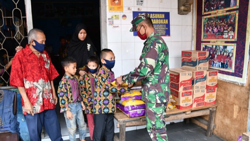 Peduli Warga saat Corona, Kodam Sriwijaya Bagikan Sembako ke Panti Asuhan