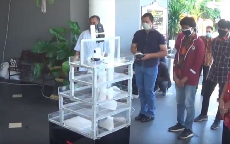 Bak China, Risma Tempatkan Robot di Rumah Sakit Bantu Tim Medis