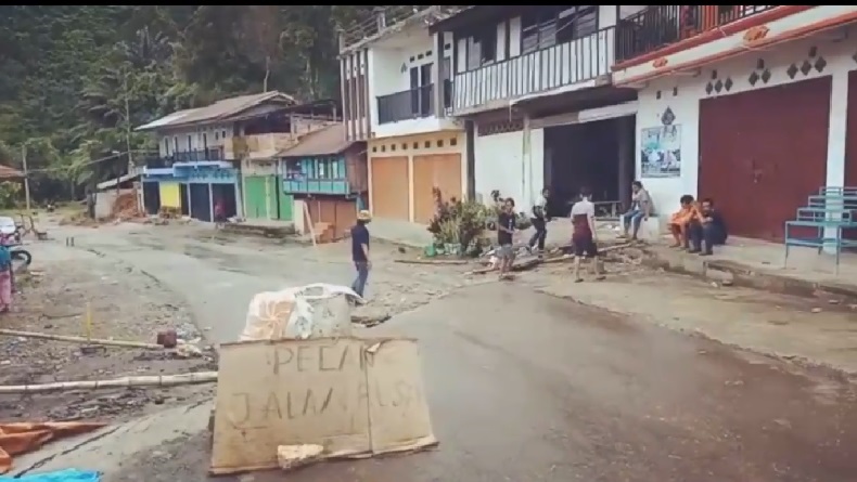 Tanah Ambles di Jalan Poros Palolo - Toraja, Puluhan Warga Mengungsi