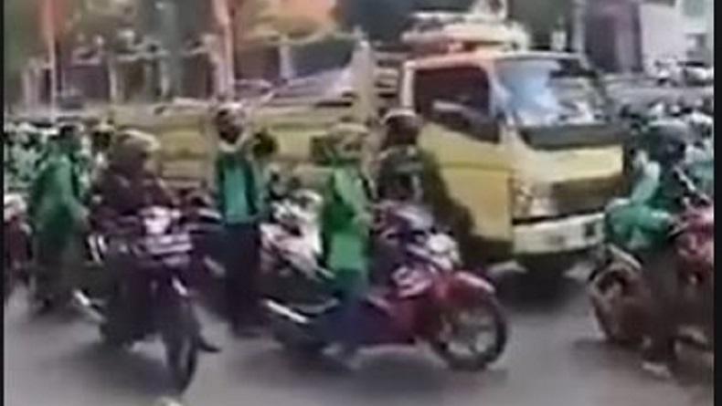 Viral Video Ojol Hadang Truk Sembako di Surabaya Hoaks, Ini Klarifikasi Polisi