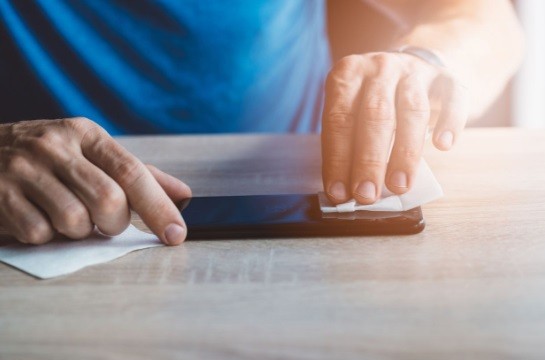 Berapa Lama Virus Corona Mampu Menempel di Smartphone?