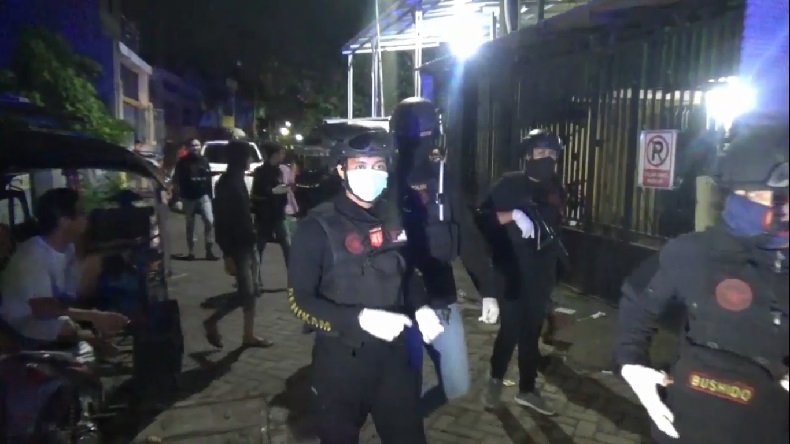 Sejumlah Pemuda di Makassar Tawuran Lempar Batu dan Busur, Kaca Jendela Rumah Warga Pecah