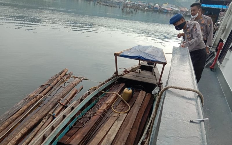 Polisi Amankan Kapal Pengangkut Kayu Ilegal di Perairan Karang Sibongsu Tapteng