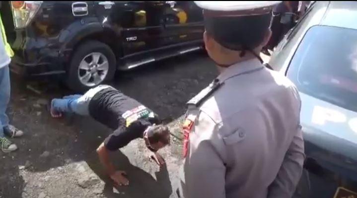 Langgar PSBB di Bogor, Pengendara Motor dan Sopir Truk Dihukum Push Up