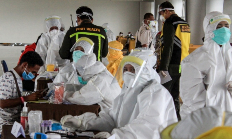 Hasil Rapid Test Pekerja Migran yang masuk Jatim Negatif, Khofifah: Mereka Ditandai
