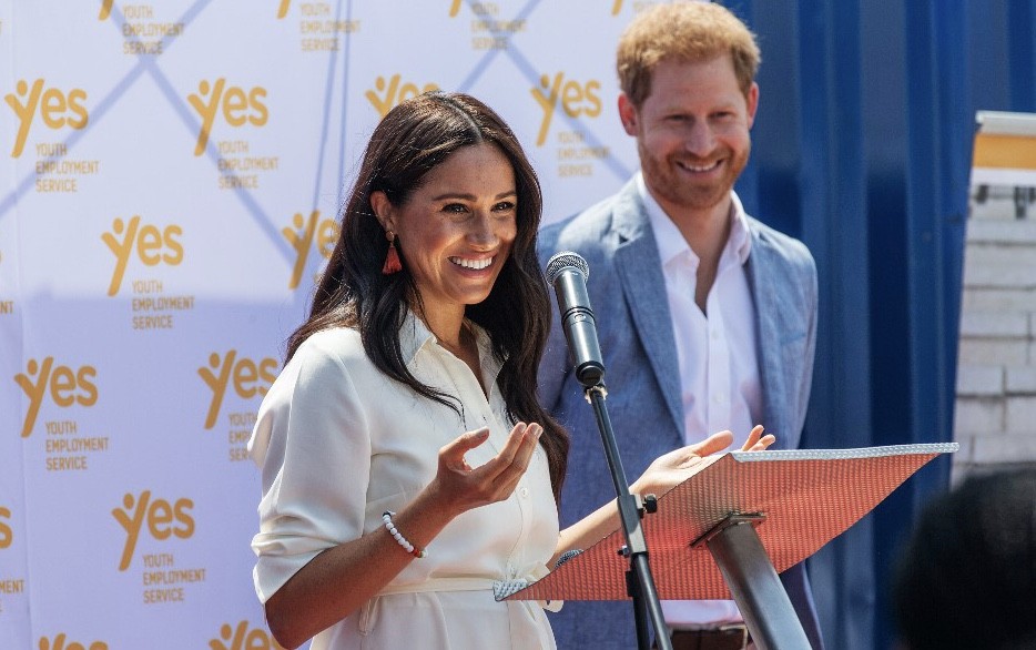 Pangeran Harry dan Meghan Muncul ke Publik, Bagikan Makanan ke Orang Miskin