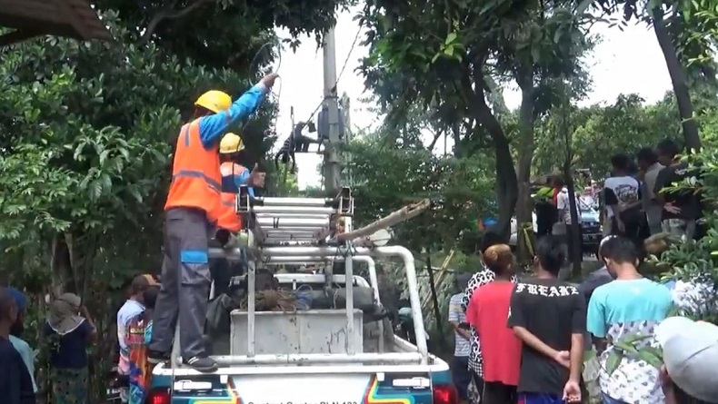 Ngeri! Tukang Listrik di Probolinggo Tewas Tergantung di Kabel Listrik