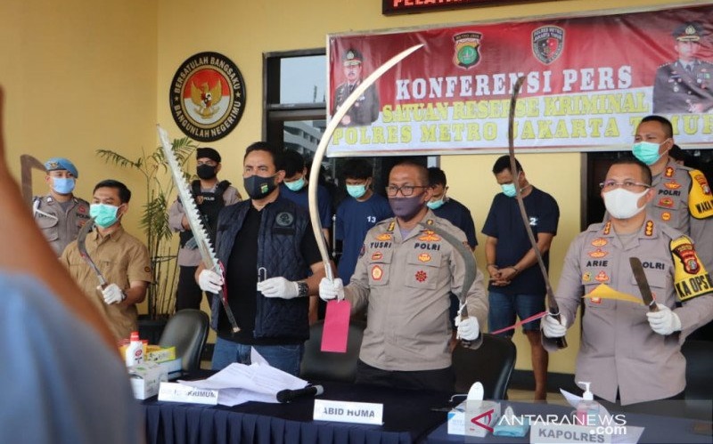 Gagalkan Tawuran, Tim Rajawali Polres Jaktim Tangkap 4 Pemuda Bersenjata Tajam