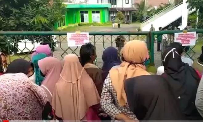 PSBB Kabupaten Bogor, Pembagian Bantuan Sembako di Baznas Ricuh