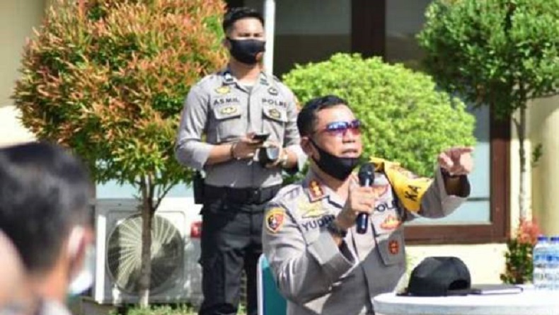 Polisi di Makassar Rapat Kesiapan PSBB Sambil Berjemur