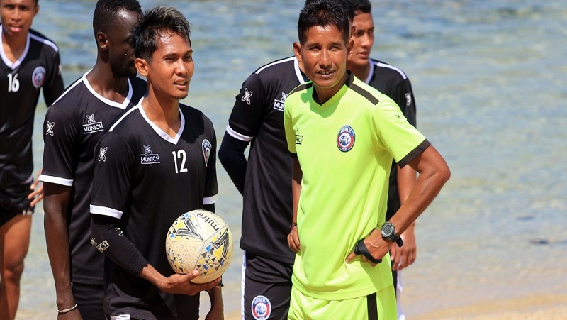 Asisten Pelatih Arema FC Usir Stres dengan Jaga Tambak di Kampung