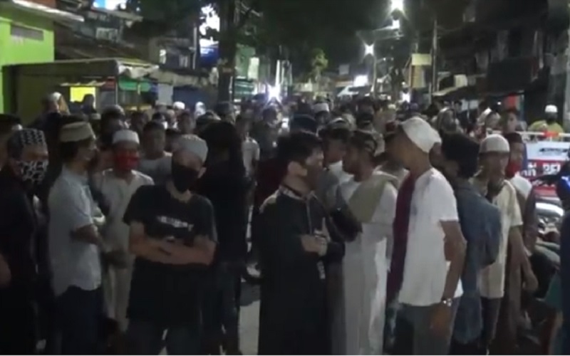 Ngotot Tarawih di Masjid, Ratusan Warga Makassar Hadang Polisi yang Beri Imbauan