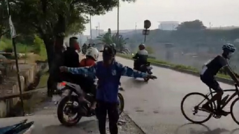 Hindari Petugas, Pengendara Pilih Jalan Alternatif Sisi Sungai BKT Menuju Bekasi