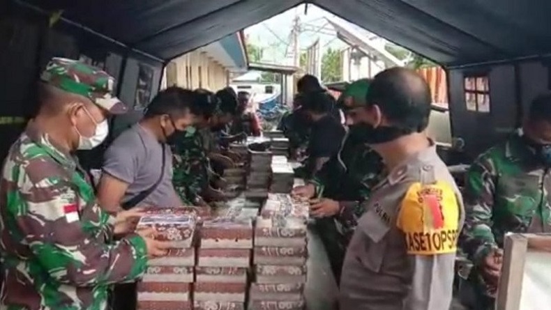 Bantu Warga Terdampak Covid-19 saat Buka Puasa, TNI-Polri Buka Dapur Umum di Kepulauan Sangihe