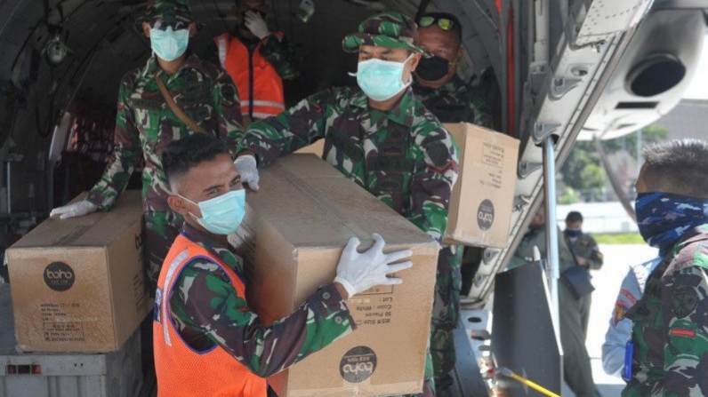Pesawat TNI AU Angkut Bantuan APD di Sulut dan Bawa Petugas Laboratorium PCR