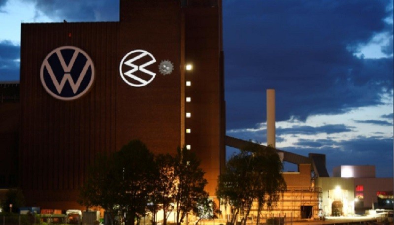 Volkswagen Rayakan Pembukaan Pabrik Pasang Kartun Logo VW Makan Corona