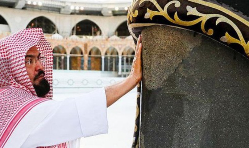 Bantu Pekerja, Imam Besar Masjidil Haram Sheikh Sudais Ikut Bersihkan Kakbah