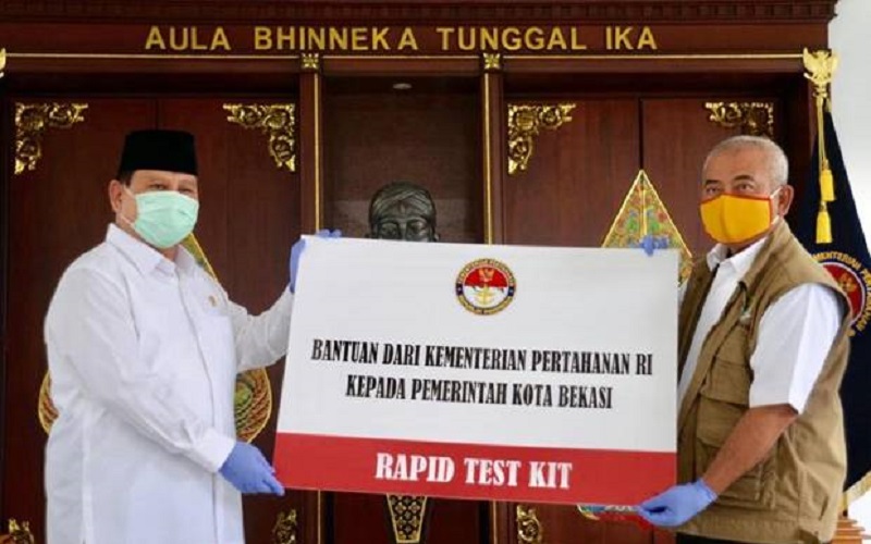 Prabowo Serahkan Bantuan 5.000 Rapid Test Kit ke Pemkot Bekasi