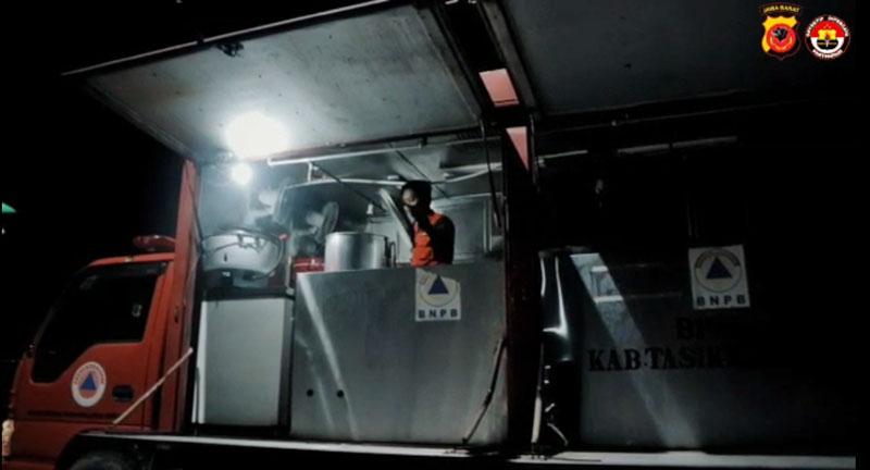 Sambil Patroli, Polres Tasikmalaya Bagikan Makan Sahur ke Warga Kurang Mampu