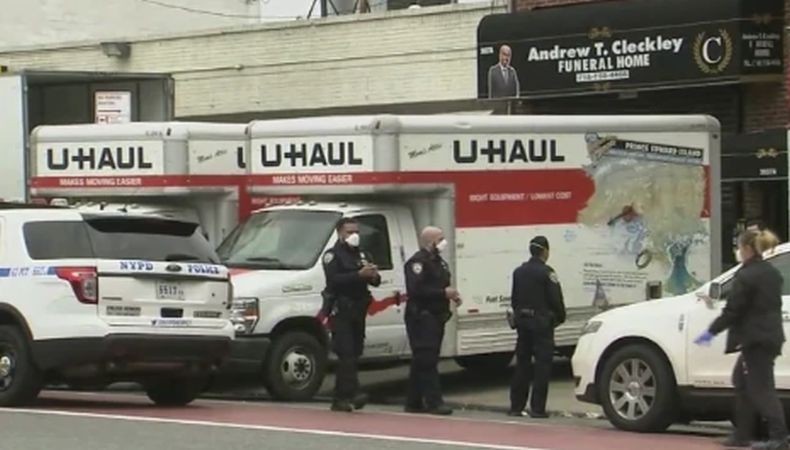 Puluhan Jenazah Menumpuk di Truk Kontainer Kota New York, Antre Dimakamkan
