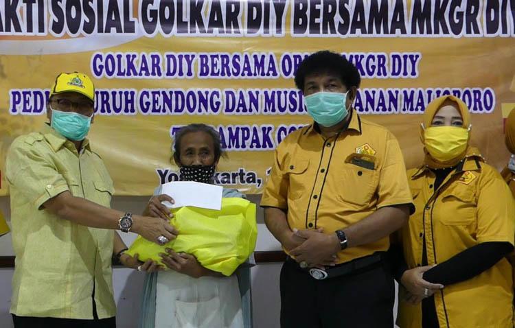 Peringati Hari Buruh Internasional, Ormas MKGR DIY Bagikan Sembako kepada Buruh Gendong 