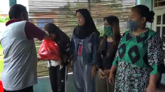Kini Giliran Guru di Karawang Urunan dan Antarkan Bantuan ke Rumah Murid