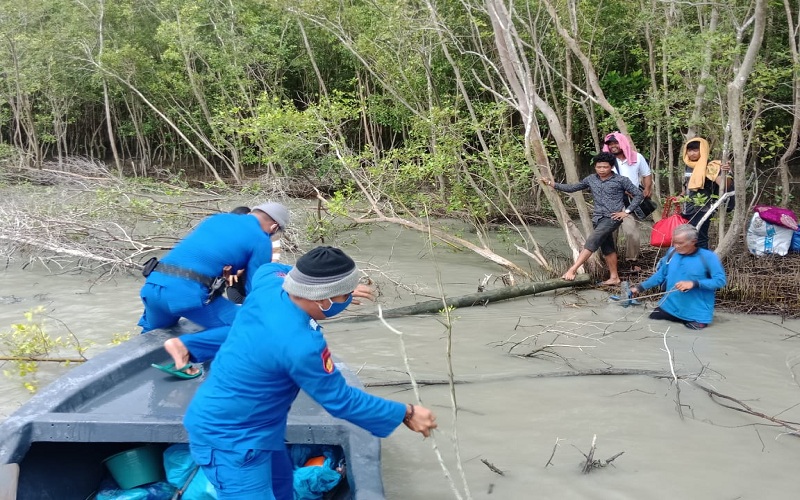 Polisi Selamatkan 13 TKI Ilegal yang Telantar di Hutan Bakau Perairan Asahan