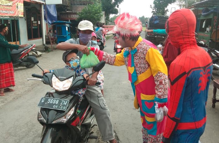 Ingatkan Bahaya Covid 19, Pemuda di Pemalang Berkostum Badut Bagikan Masker