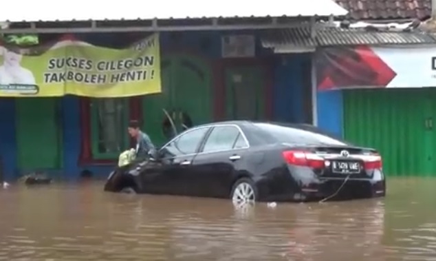 Banjir Bandang di Cilegon akibat Hujan Deras, 2 Mobil Hanyut, Warga Dievakuasi