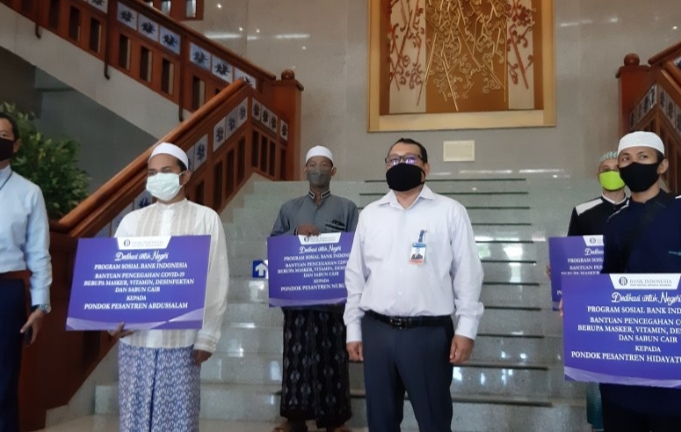 Cegah Corona, Ribuan Santri di Kalbar Dapat Bantuan Masker dan Vitamin