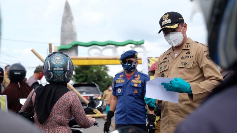 Hari Pertama PSBB di Gowa, Bupati Turun Langsung Cek Identitas Pengendara di Perbatasan