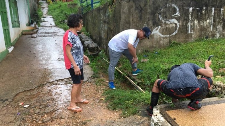 Banjir Landa Saumlakki Maluku, Bupati Kepulauan Tanimbar Ikut Bersihkan Selokan