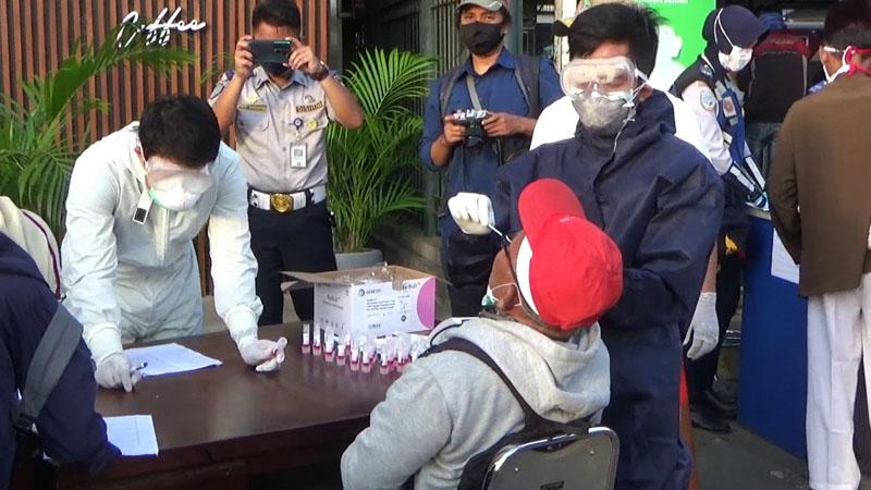 Penumpang KRL di Stasiun Bekasi Jalani Tes Swab Corona
