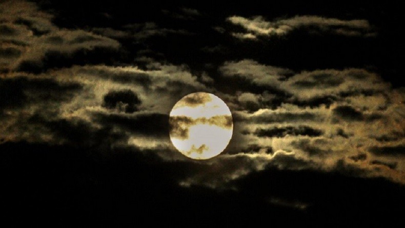 Doa Saat Melihat Supermoon Nanti Malam
