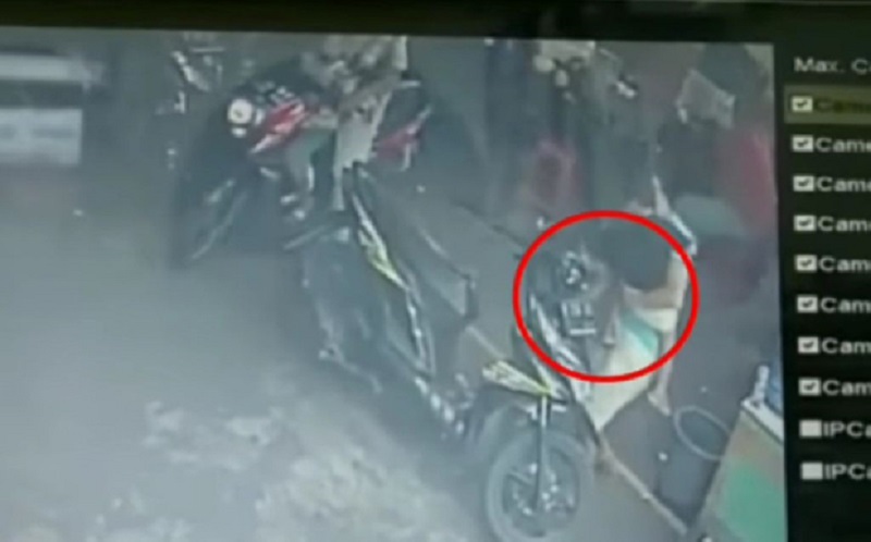 Aksi Ibu Gendong Anak Curi Ponsel di Motor Terekam CCTV