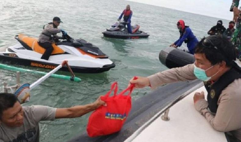 Naik Speedboat dan Jetski, Forkopimda Sulut Bagikan Sembako di Tengah Laut