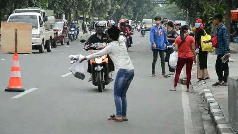Pedagang Masker Mulai Tak Kondusif, Petugas Check Point Bandung Kewalahan