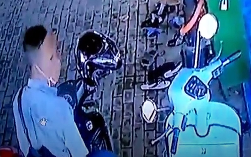 Aksi Pencurian Sepeda Motor di Masjid Al-Fajar Medan Terekam CCTV