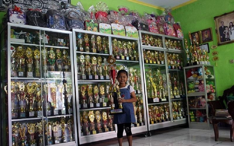 Punya 700-an Piala Penghargaan, Bocah Kelas 3 SD di Sragen Jadi Guru Sekolah