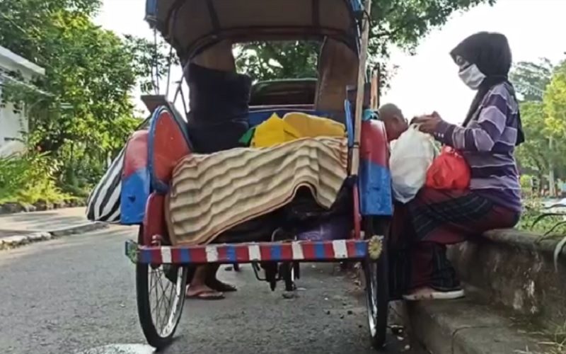 Ditelepon Ganjar, Begini Respons Keluarga di Solo yang Menggelandang di Becak