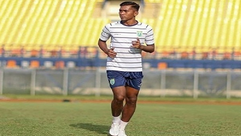 Pemain Muda Persela Isi Waktu Jadi Gembala Isi Waktu akibat Liga 1 Terhenti