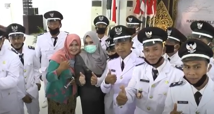 Usai Dilantik, Kades Terpilih Berebut Selfie Bareng Bupati Kendal Mirna Annisa