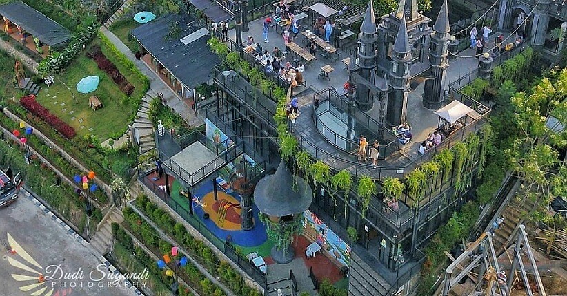 Tempat Wisata Unik di Bandung, Ada Kafe dengan Suasana Terasering Sawah