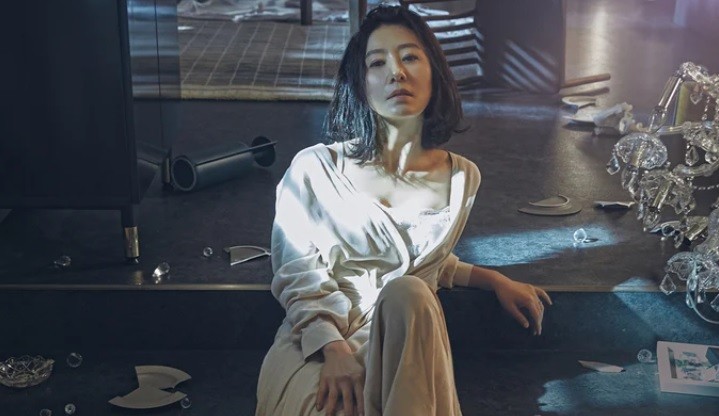 Kulit Kim Hee Ae Masih Kencang dan Glowing di Usia 54 Tahun, Ini Rahasianya