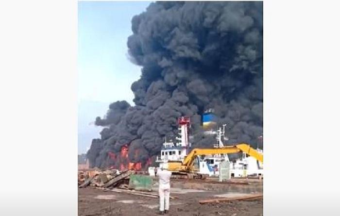 Kapal Tanker Terbakar di Pelabuhan Belawan, Asap Hitam Tampak Membumbung Tinggi